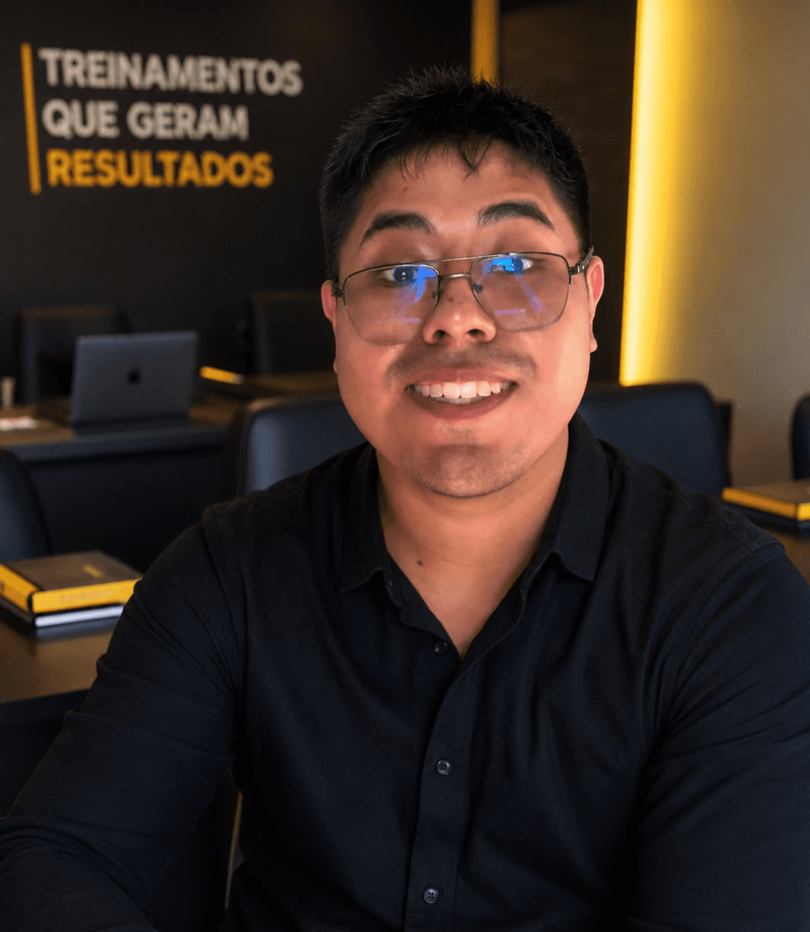 Bastidores e treinamentos do Grupo Ecom — turma formada e equipe no estúdio